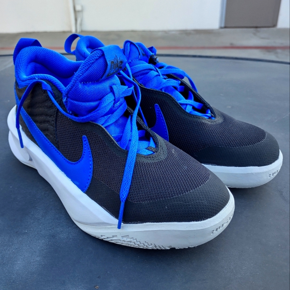 Nike Boys Team Hustle CW6735-001 Black Basketball Shoes 6Y NWOT